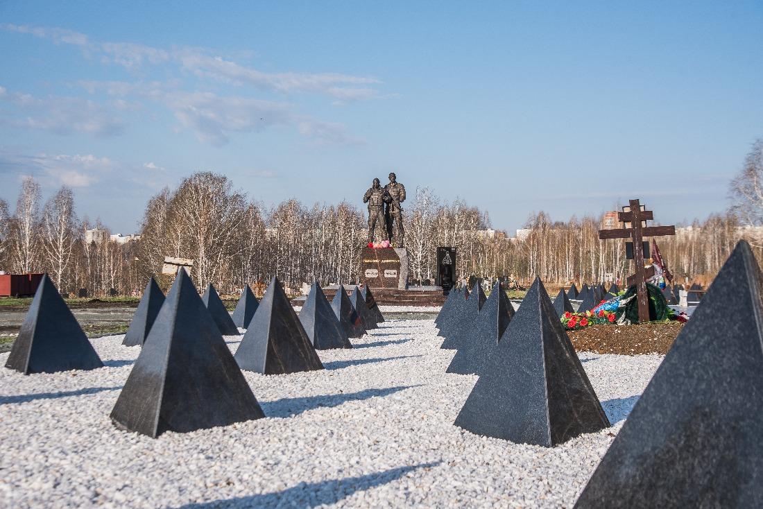 Фото В Новосибирске опубликованы кадры поминовения бойцов СВО в Радоницу 7